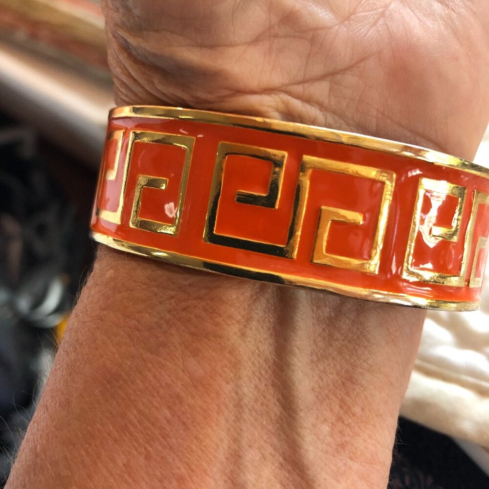 Hinged metal wrist band